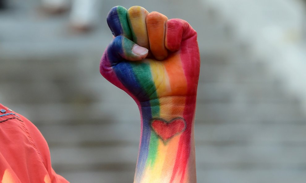 Un puño pintado con un corazón con los colores del arco iris, en honor de los muertos en el tiroteo en Orlando durante una vigilia en Los Ángeles. FREDERIC J. BROWN / AFP