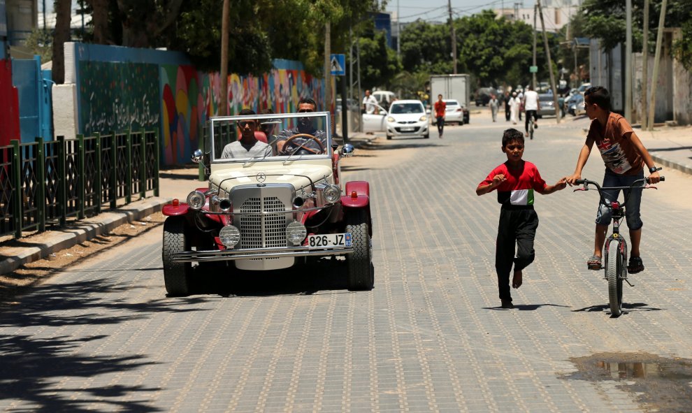 Un hombre palestino conduce una réplica del Mercedes Gazelle de 1927 por las calles de Gaza. REUTERS/Mohammed Salem