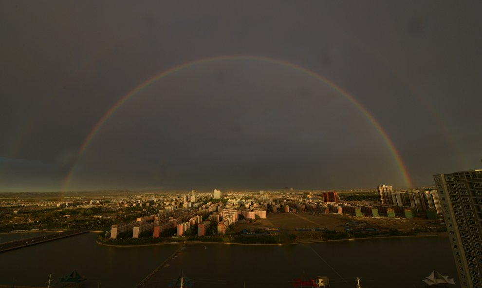 Doblre arcoiris en  Korla, China June 19, 2016. REUTERS/Stringer