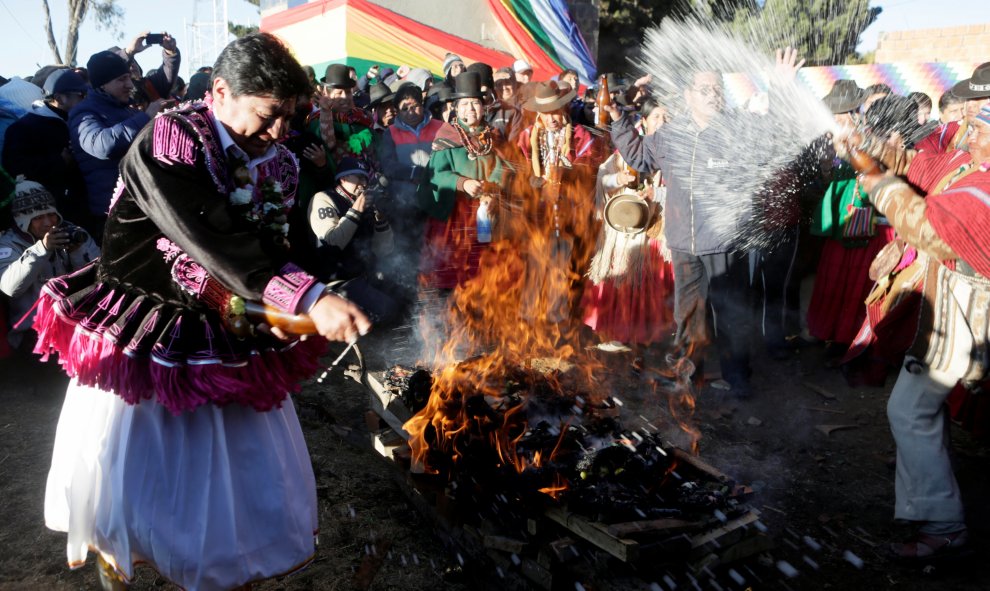 Indígenas bolivianos rocían cerveza como ofrenda durante la ceremonia de Año Nuevo Aymara en El Alto, Bolivia.- REUTERS