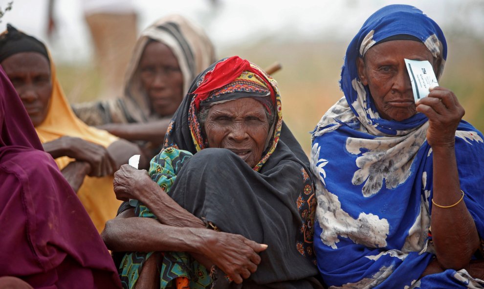 Los desplazados internos que huyeron de las inundaciones del río Shabelle desbordado esperan recibir asistencia de socorro cerca de la ciudad Baledweyne el centro de Somalia.- REUTERS/Feisal Omar