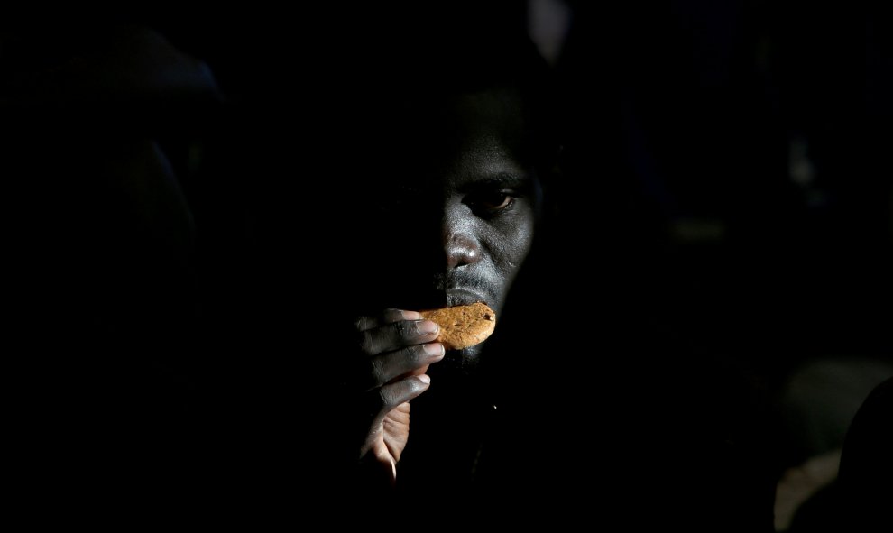 Un migrante come una galleta en un barco tras ser rescatado alrededor de cerca la costa de Libia. REUTERS/Darrin Zammit