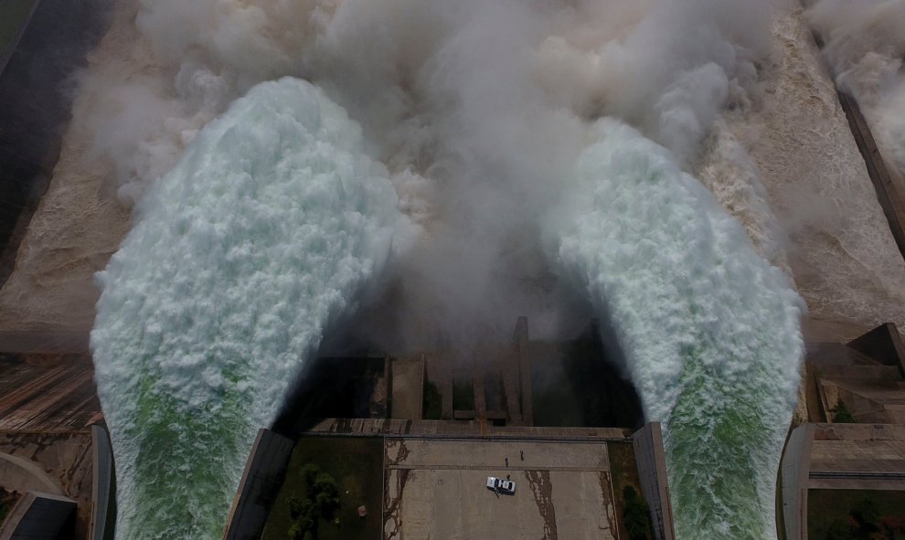 El agua brota de una sección del embalse de Xiaolangdi en la provincia de Río Amarillo , Henan.- REUTERS