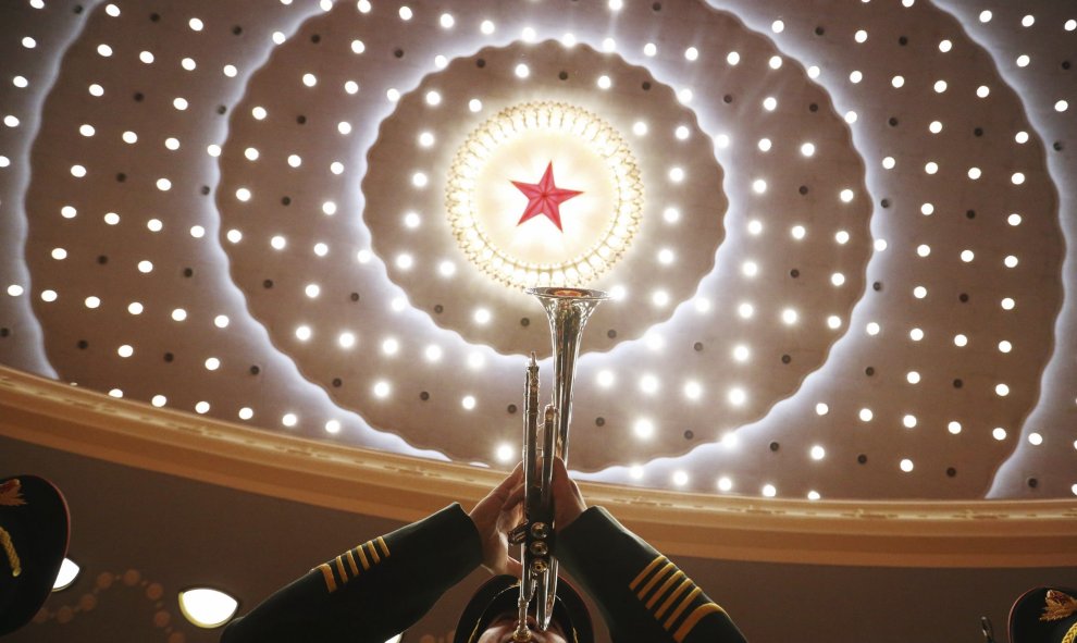 Una banda militar toca durante la ceremonia de celebración del 95 aniversario de la Fundación del Partido Comunista de China en el Gran Salón del Pueblo. EFE/HOW HWEE YOUNG