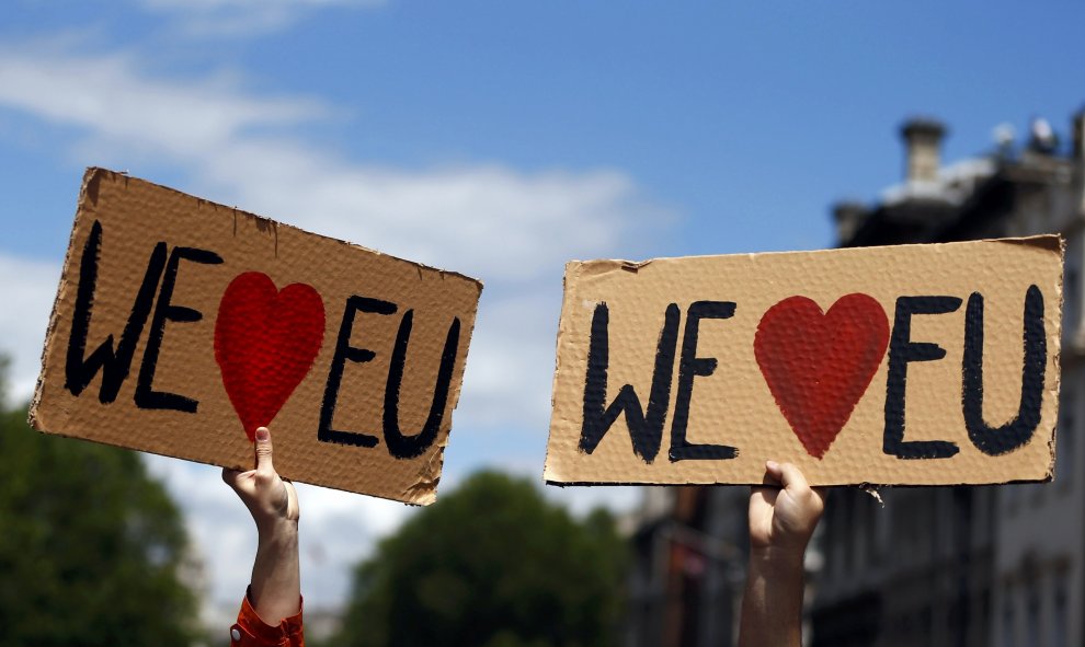 Pancartas de la manifestación contra el Brexit que rezan "Queremos a la UE".- REUTERS