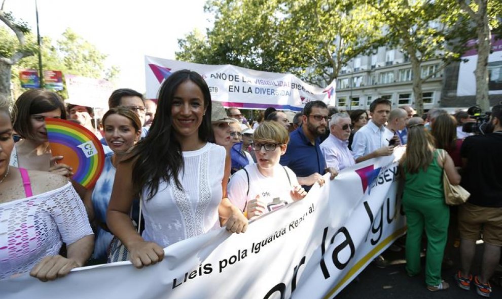 La portavoz de Ciudadanos en el Ayuntamiento de Madrid, Begoña Villacís (c-i), durante la manifestación del Orgullo LGTB más grande de Europa que recorre el centro de Madrid bajo el lema "Leyes por la igualdad real ¡ya!. Año de la visibilidad bisexual en