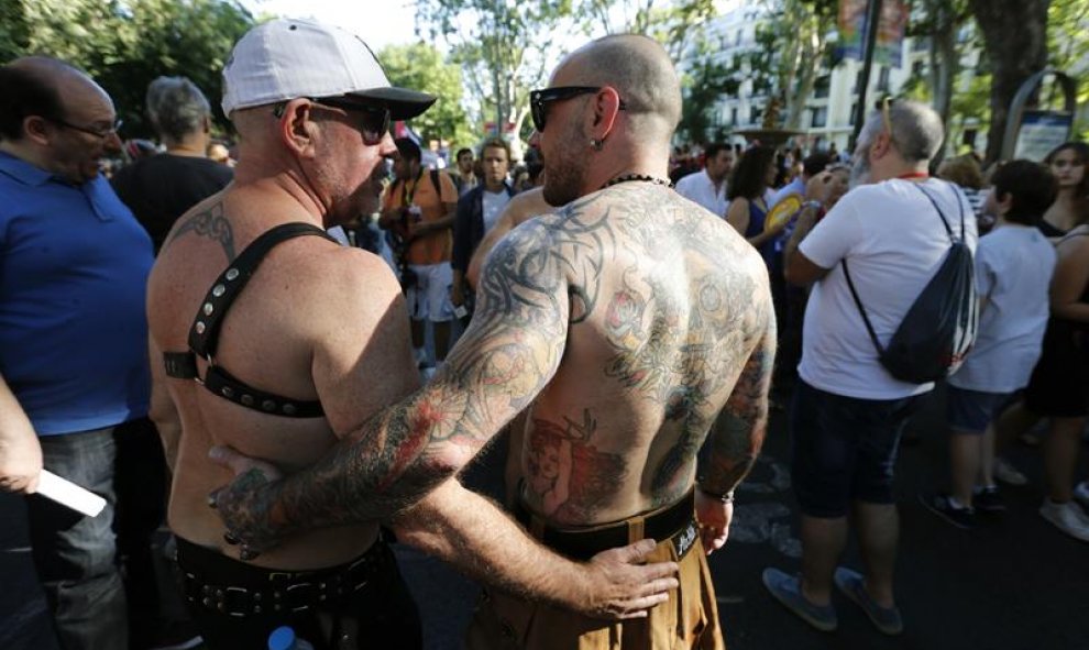 Asistentes a la manifestación del Orgullo LGTB más grande de Europa que recorre el centro de Madrid bajo el lema "Leyes por la igualdad real ¡ya!. Año de la visibilidad bisexual en la diversidad". EFE/Juan Carlos Hidalgo