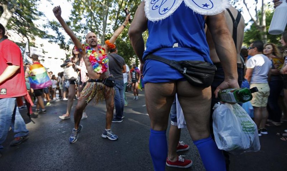 Asistentes a la manifestación del Orgullo LGTB más grande de Europa que recorre el centro de Madrid bajo el lema "Leyes por la igualdad real ¡ya!. Año de la visibilidad bisexual en la diversidad". EFE/Juan Carlos Hidalgo