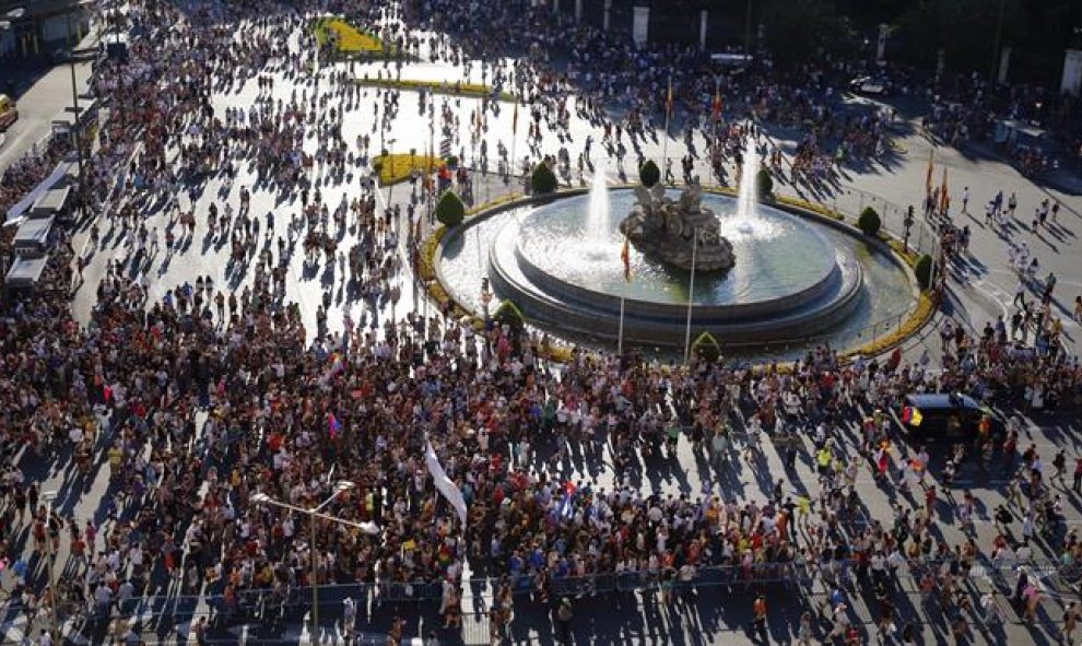 Vista aérea de la manifetación del Orgullo LGTB , la más grande de Europa, a su paso por la plaza de La Cibeles camino de la plaza de Colón bajo el lema "Leyes por la igualdad real ¡ya!. Año de la visibilidad bisexual en la diversidad". EFE/J.P.Gandul