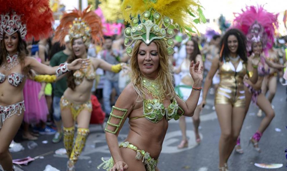 Asistentes a la manifestación del Orgullo LGTB más grande de Europa que recorre el centro de Madrid bajo el lema "Leyes por la igualdad real ¡ya!. Año de la visibilidad bisexual en la diversidad". EFE/Víctor Lerena