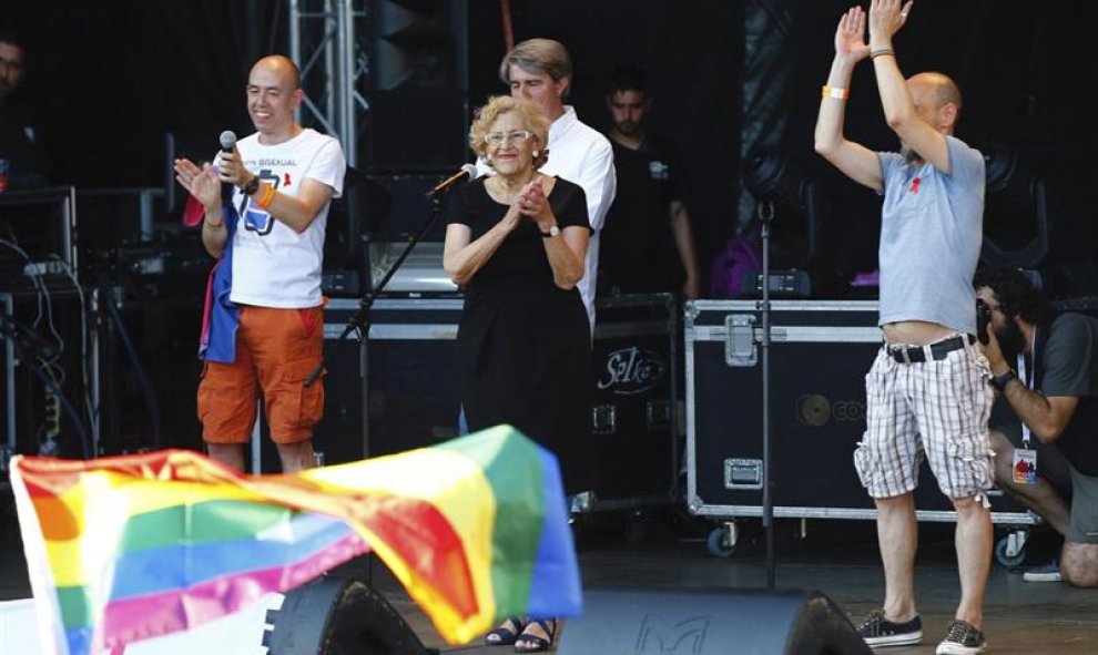 La alacaldesa de Madrid, Manuela Carmena (c), tras dirigirse a los asistentes a la manifestación del Orgullo LGTB más grande de Europa que ha recorrido el centro de Madrid bajo el lema "Leyes por la igualdad real ¡ya!. Año de la visibilidad bisexual en la