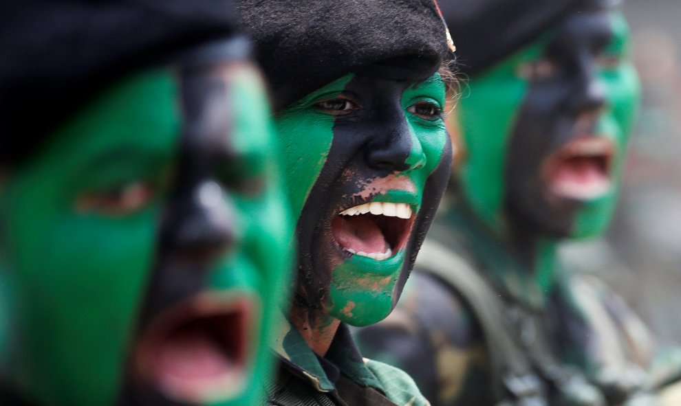 Soldados con la cara pintada marchan durante el desfile militar que conmemora el 205º aniversario de la independencia de Venezuela en Caracas. REUTERS/Carlos Jasso.