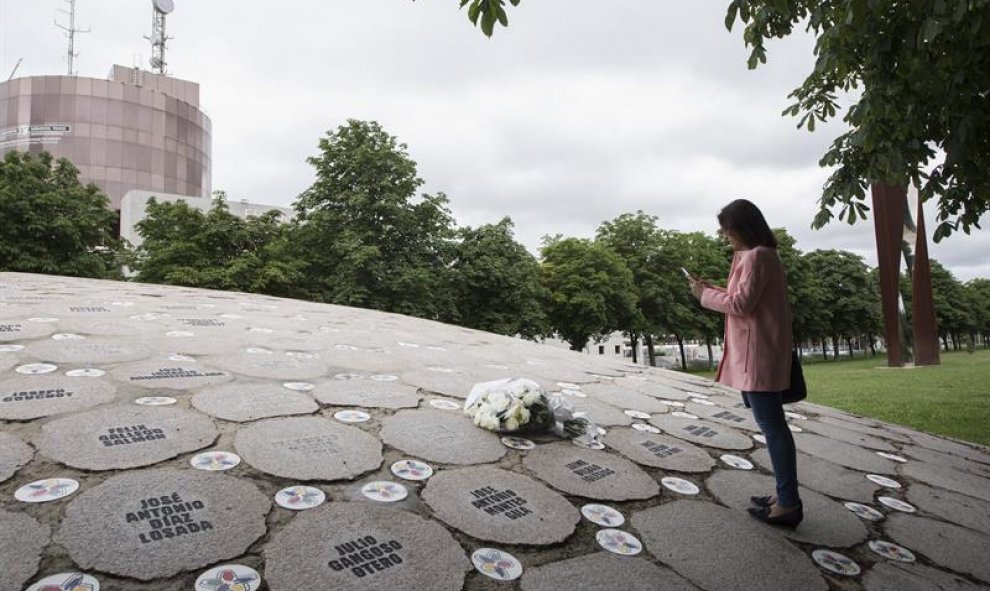 Los populares alaveses han recordado hoy a Miguel Ángel Blanco, en el 19 aniversario de su secuestro y asesinato por parte de ETA, con una ofrenda foral en el monolito dedicado a las víctimas del terrorismo de Vitoria. EFE/Adrián Ruíz de Hierro