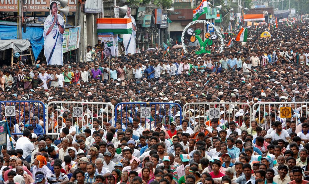 Miles de personas conmemoran el día en que 13 políticos del partido de los trabajadores fueron asesinados por la polícia en 1993, en la India/REUTERS