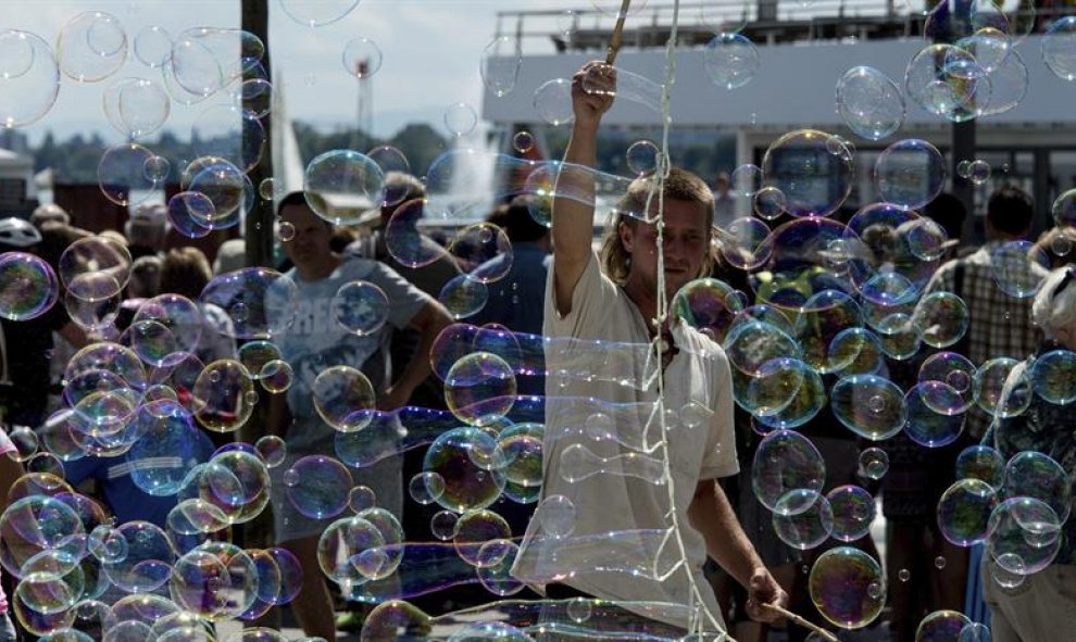 Un artista callejero realiza un espectáculo de pompas de jabón en Constanza (Alemania). EFE/Patrick Seeger