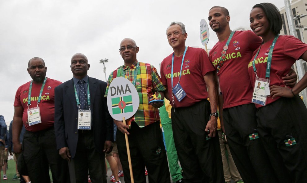 Algunos miembros del equipo dominicano posan a su llegada a la Villa Olímpica. /REUTERS