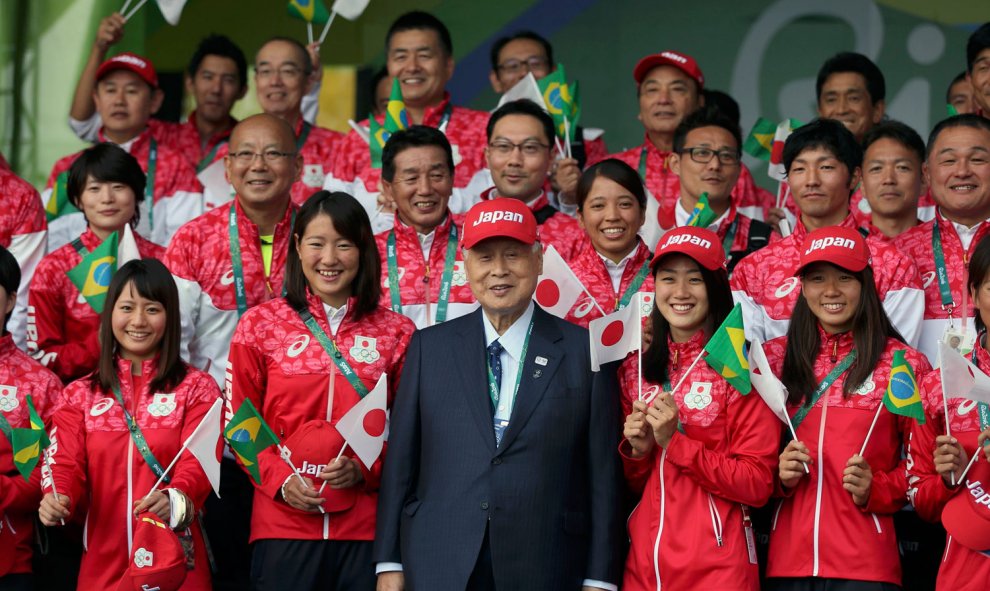 El equipo japonés se hace una foto con las banderas de su país y la de Brasil. /REUTERS