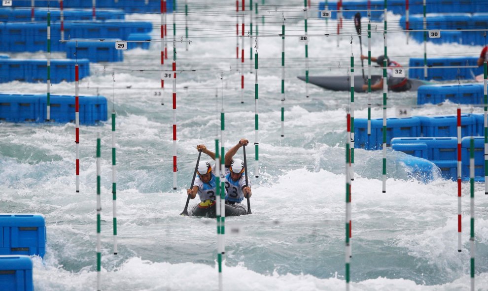 El canal de aguas bravas también está a pleno rendimiento. Los piragüistas siguen probándolo. /REUTERS