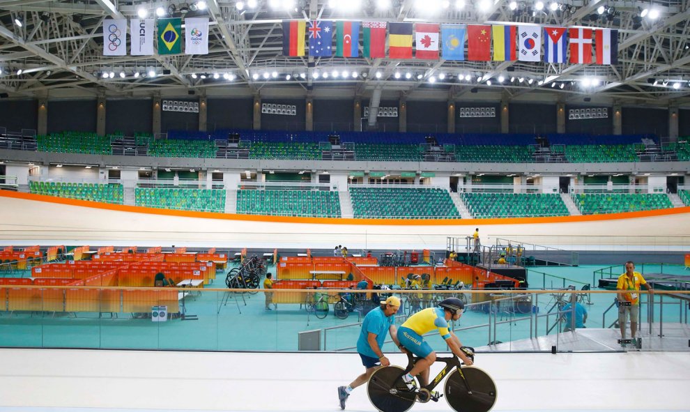 El velódromo presenta un aspecto fabuloso y ya se entrenan los ciclistas en él. /REUTERS