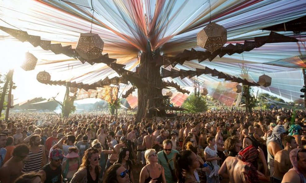 Fotografía de los asistentes en el primer escenario del 13º Festival O.Z.O.R.A cerca de la localidad de Ozora, a 123 kilómetros al sur de Budapest (Hungría). El festival, de siete días de duración, es una de las mayores citas de música psicodélica y de la