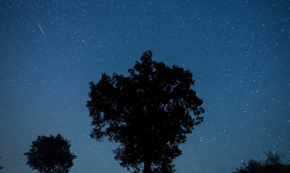 La lluvia de estrellas sobre Holloko, un pueblo de montaña alistado en el Patrimonio Mundial de la Unesco, situado a unos 80 kilómetros de Budapest, Hungría. EFE/Peter Komka