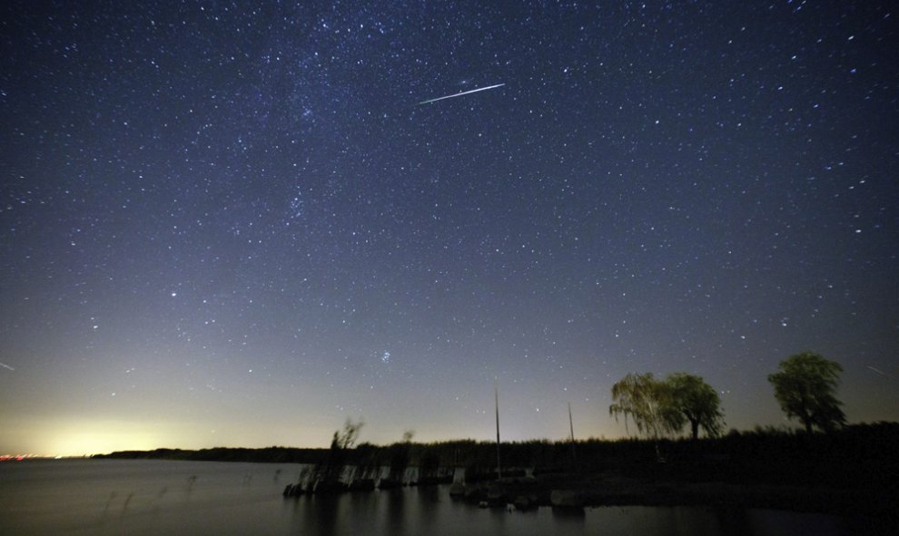 Las perseidas sobre el lago Neusiedlersee, cerca de Moerbisch am See, Austria. EFE/Lisi Niesner