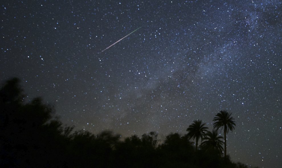 Las perseidas o lágrimas de San Lorenzo  cruecan el firmamento, vistas desde el Barranco de Ajuy en Pájara (Fuerteventura). EFE/Carlos de Saá