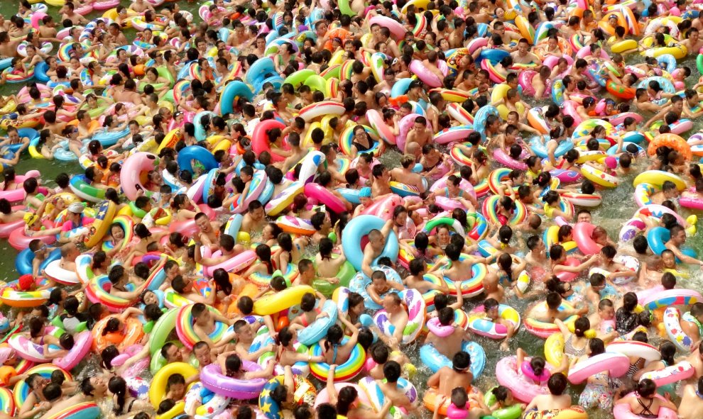 Las ganas de pegarse un chapuzón colapsan una piscina en el condado de Daying, provincia de Sichuan, China. / REUTERS