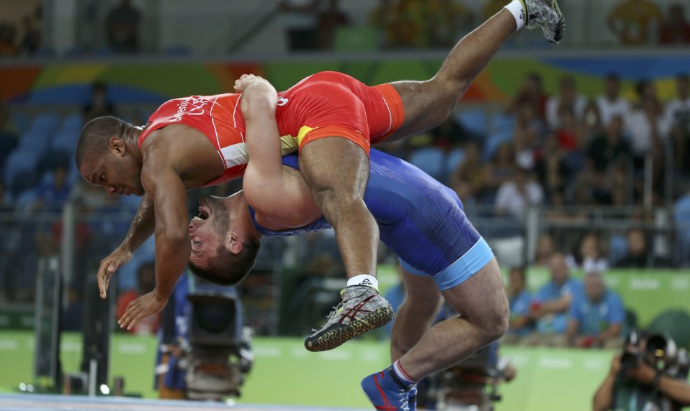 Ucrania y Rusia en el cuerpo a cuerpo. La competición de lucha grecorromana enfrenta en los Juegos Olímpicos al ucraniano Zhan Belenyuk contra el ruso Davit Chakvetadze. REUTERS / Issei Kato