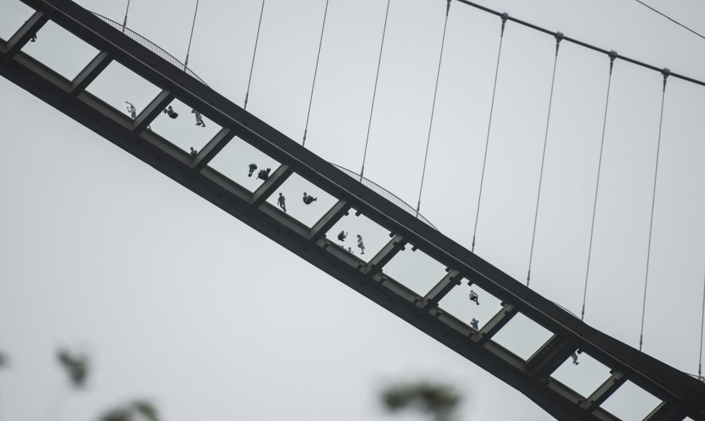 El puente visto desde abajo. FRED DUFOUR / AFP