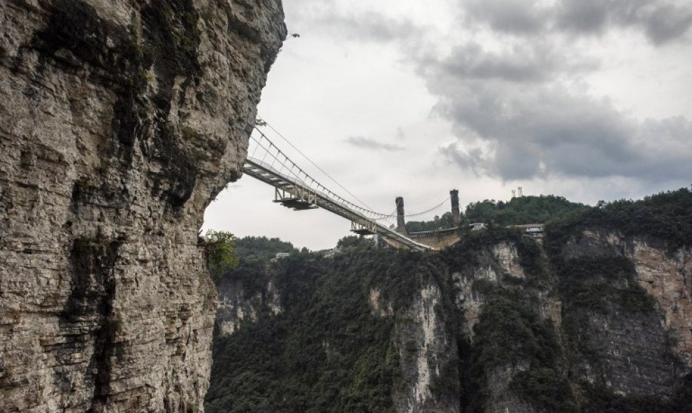 El puente de cristal más largo y más alto del mundo sobre el valle del parque natural de Zhangjiajie, en la provincia china de Hunan. AFP/FRED DUFOUR