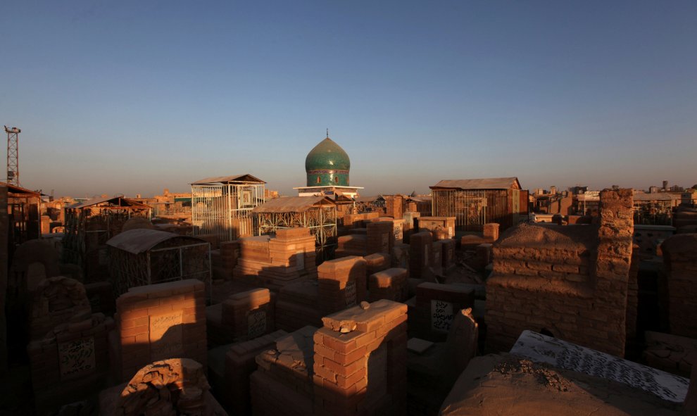 Una vista de las tumbas del cementerio de Wadi al-Salam, que en árabe significa 'Valle de la Paz', en Nayaf, al sur de Bagdad. REUTERS / Alaa Al-Marjani