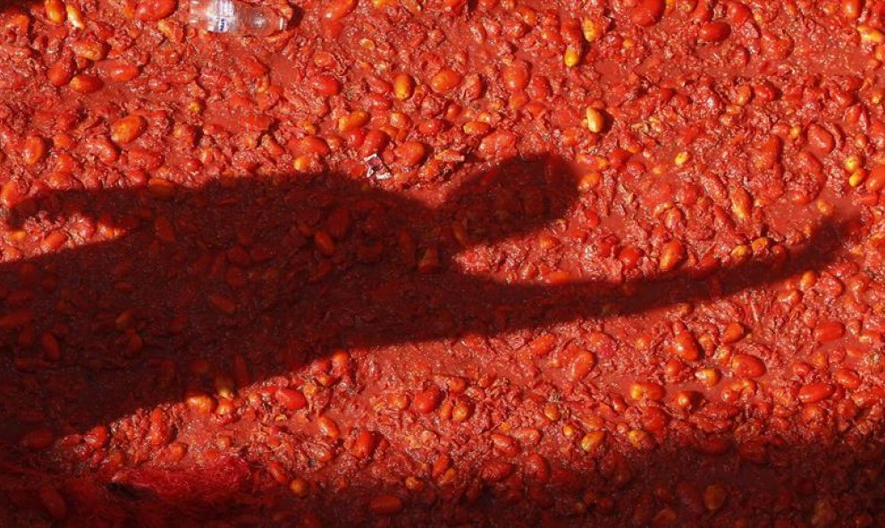 Las calles de Buñol han quedado llenas de tomate. EFE