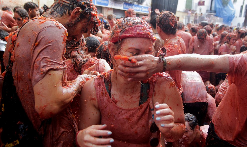 Los participantes en la Tomatina de Buñol en plena batalla de tomates. REUTERS / Heino Kalis