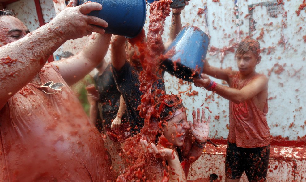 Buñol cumple con la tradición de más de siete décadas y celebra su internacional guerra del tomate,en la que miles de personas llegadas de todo el mundo se lanzan 160 toneladas de esta hortaliza para teñir de rojo el municipio y,en la edición de este año,