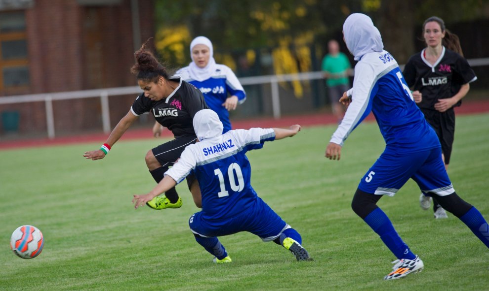 Irán VS Alemania, el partido de fútbol femenino jugado en Berlín deja instantáneas como esta. REUTERS / Stefanie Loos