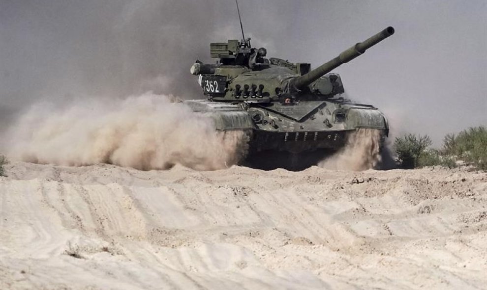 Vista de un tanque durante un entrenamiento militar en el centro 'Desna', cerca de Kiev, Ucrania. Miembros de la Organización para la Seguridad y la Cooperación en Europa (OSCE) visitan Ucrania dentro del marco de una observación internacional a las zonas