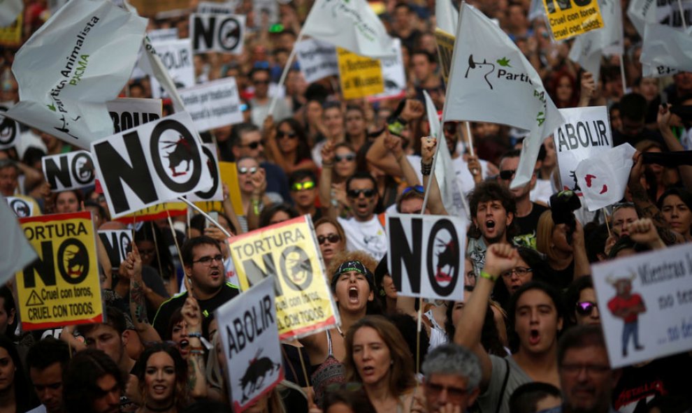 Un momento de la manifestación convocada por PACMA. Manifestantes que piden la abolición de las fiestas taurinas, a su paso por el Congreso. REUTERS/Susana Vera