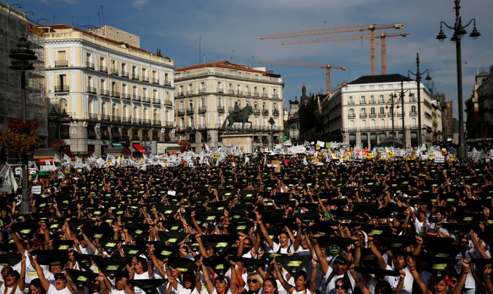 Miles de personas en la Puerta del Sol piden la abolición de las fiestas taurinas. REUTERS/Susana Vera