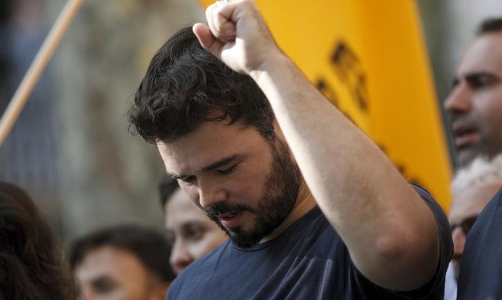 El diputado de ERC Gabriel Rufián durante la tradicional ofrenda floral al monumento de Rafael Casanova, dentro de los actos conmemorativos de la Diada nacional de Cataluña. EFE/Quique García