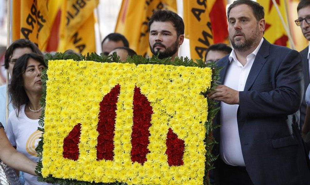 El diputado de ERC Gabriel Rufián (i) y el líder del partido, Oriol Junqueras (d), asisten a la tradicional ofrenda floral al monumento de Rafael Casanova, dentro de los actos conmemorativos de la Diada nacional de Cataluña. EFE/Quique García