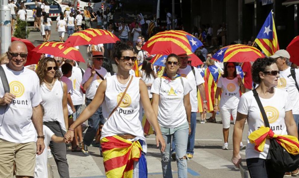 Varias personas momentos antes de participar en la manifestación hoy en el Paseo de la Pau de Berga. EFE/Susanna Sáez