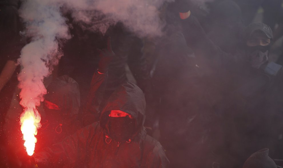 Manifestantes participan en una marcha en Nantes para protestar contra la nueva ley laboral francesa. REUTERS/Stephane Mahe