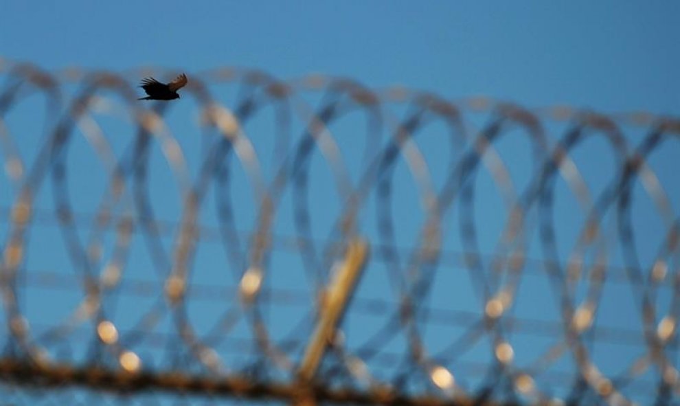 Fotografía de la alambrada de púas en el 'Campo Cinco' de detención en la Base Militar de Estados Unidos en Guantánamo (Cuba). EFE/MANDEL