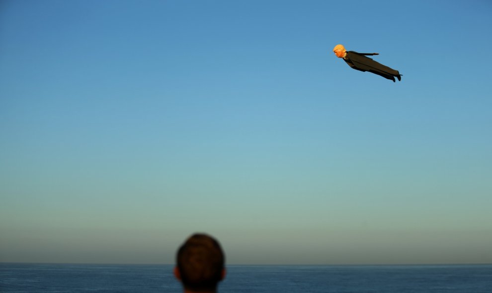 El creador de aviones teledirigidos Otto III Dieffenbach vuela un avión que se asemeja al candidato Presidencial EE.UU. Donald Trump en Carlsbad, California. REUTERS/Mike Blake