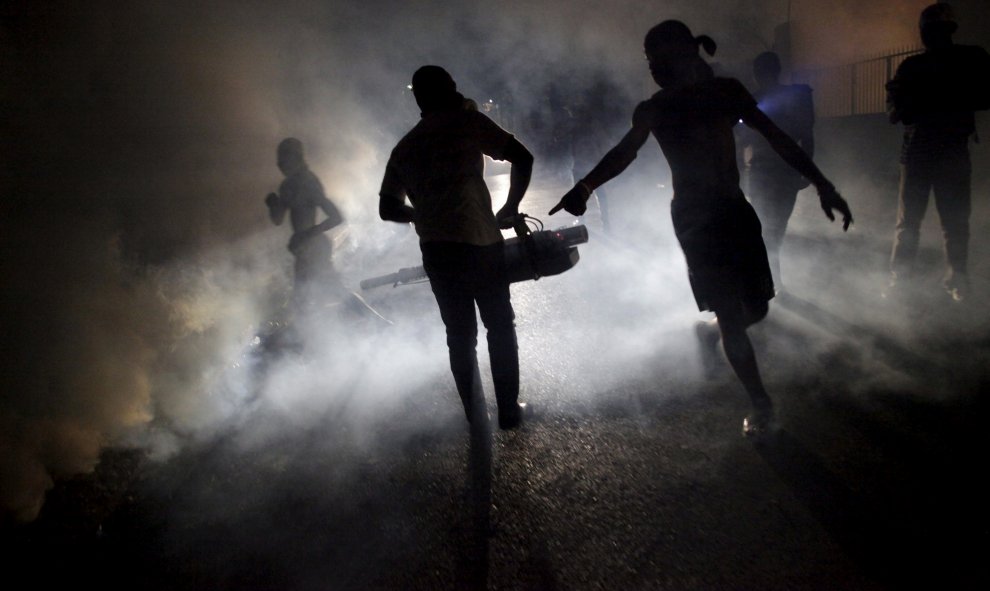 Un trabajador del Ministerio de Salud Pública y Población fumiga en la calle contra la reproducción de mosquitos para prevenir enfermedades como la malaria, el dengue y el Zika, durante una campaña de fumigación en Puerto Príncipe, Haití. REUTERS/Andres M