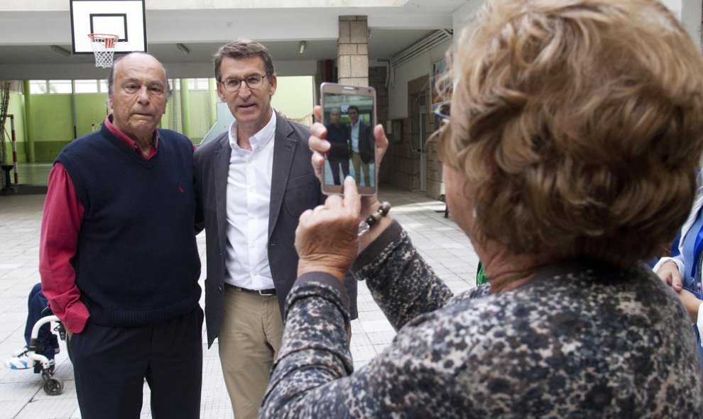 El candidato del PP a la Presidencia de la Xunta, Alberto Núñez Feijóo posa para una foto tras votar eta mañana en el colegio Niño Jesús de Praga, en Vigo. EFE/Salvador Sas