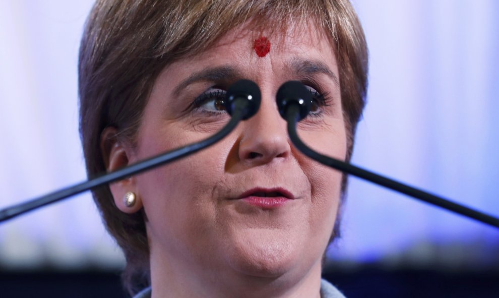 La primera ministra de Escocia, Nicola Sturgeon, habla de las obras del Liberty Steel Group en la planta de acero de Dalzell en Motherwell. REUTERS/Russell Cheyne