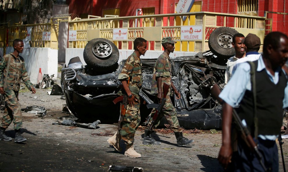 Soldados del gobierno somalí controlan la zona en la que ha habido un ataque en un restaurante, atribuido al grupo islamista somalí Al Shabaab en la capital, Mogadiscio, Somalia. REUTERS / Feisal Omar