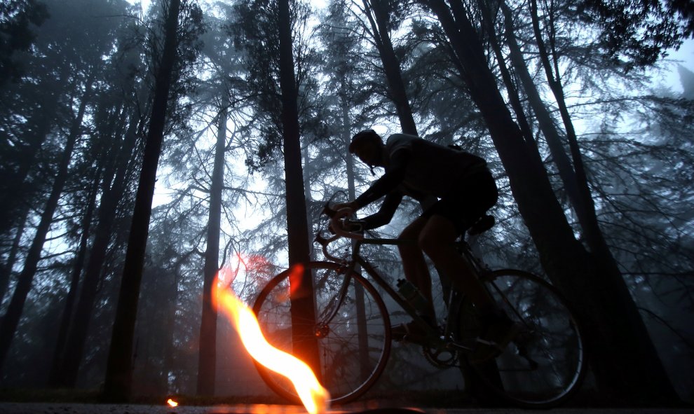 Un ciclista durante la carrera de bicicletas viejas en Gaiole in Chianti, Italia. REUTERS / Stefano Rellandini